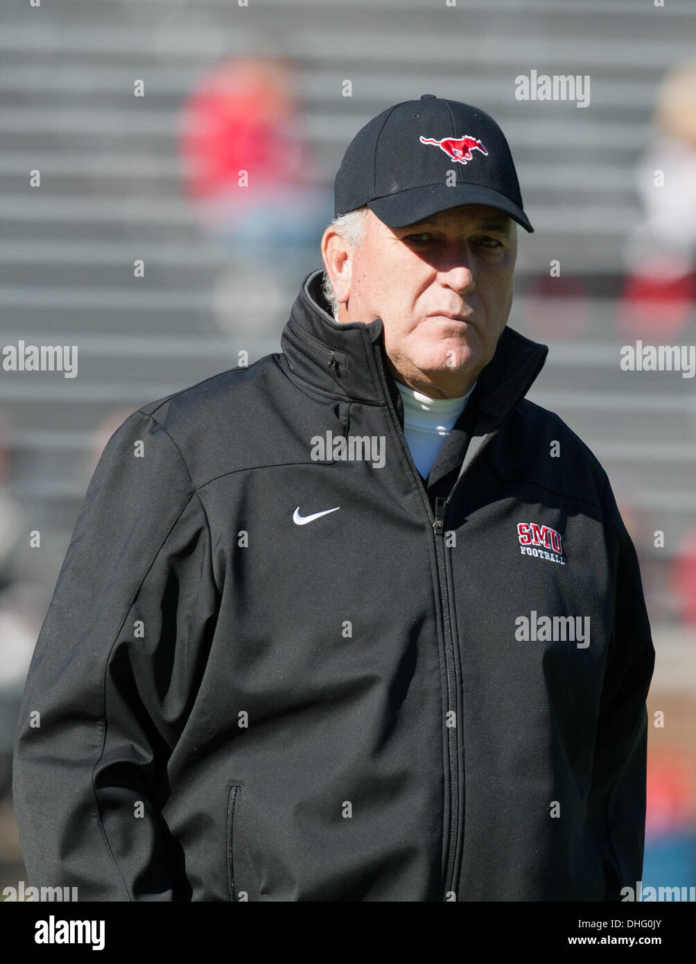 Cincinnati, OH, USA. Nov 9, 2013. 09 novembre 2013 : l'entraîneur-chef des Mustangs Méthodiste du Sud Tom Mason pendant l'échauffement avant la NCAA Football match entre l'Université Méthodiste du Sud et les Cincinnati Bearcats Mustangs à Nippert Stadium à Cincinnati, OH. Credit : csm/Alamy Live News Banque D'Images