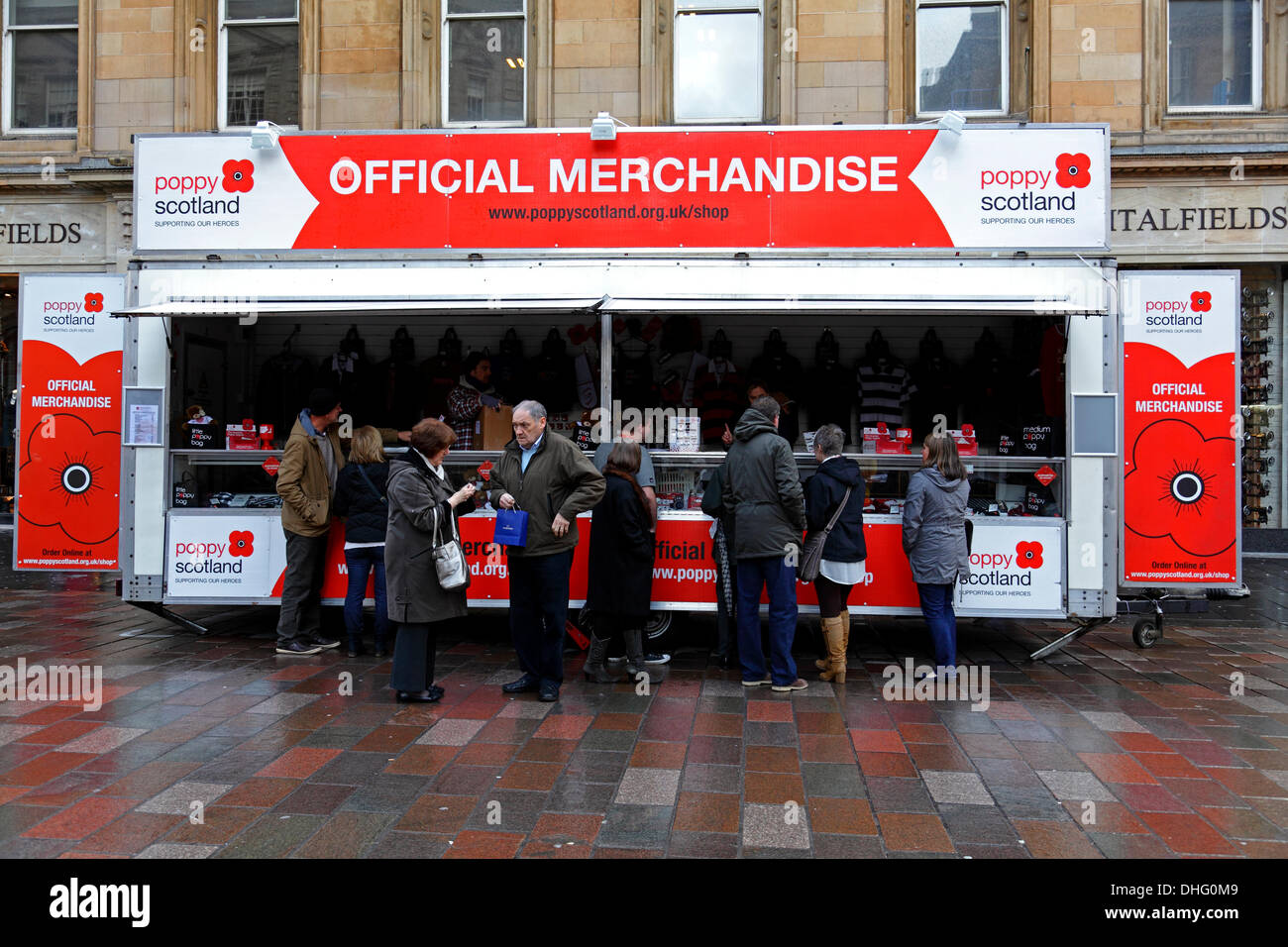 Buchanan Street, Glasgow, Écosse, samedi 9 novembre 2013. Un stand vendant des marchandises officielles pour l'association caritative du coquelicot écossais le samedi précédant le dimanche du souvenir Banque D'Images