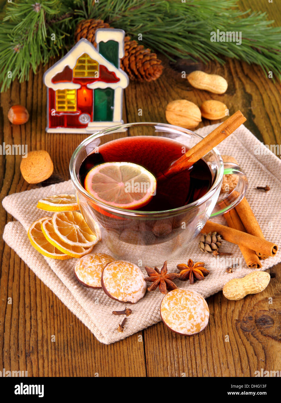 Vin chaud dans du verre, avec le bâton de cannelle, des bougies et des bonbons, Close up Banque D'Images