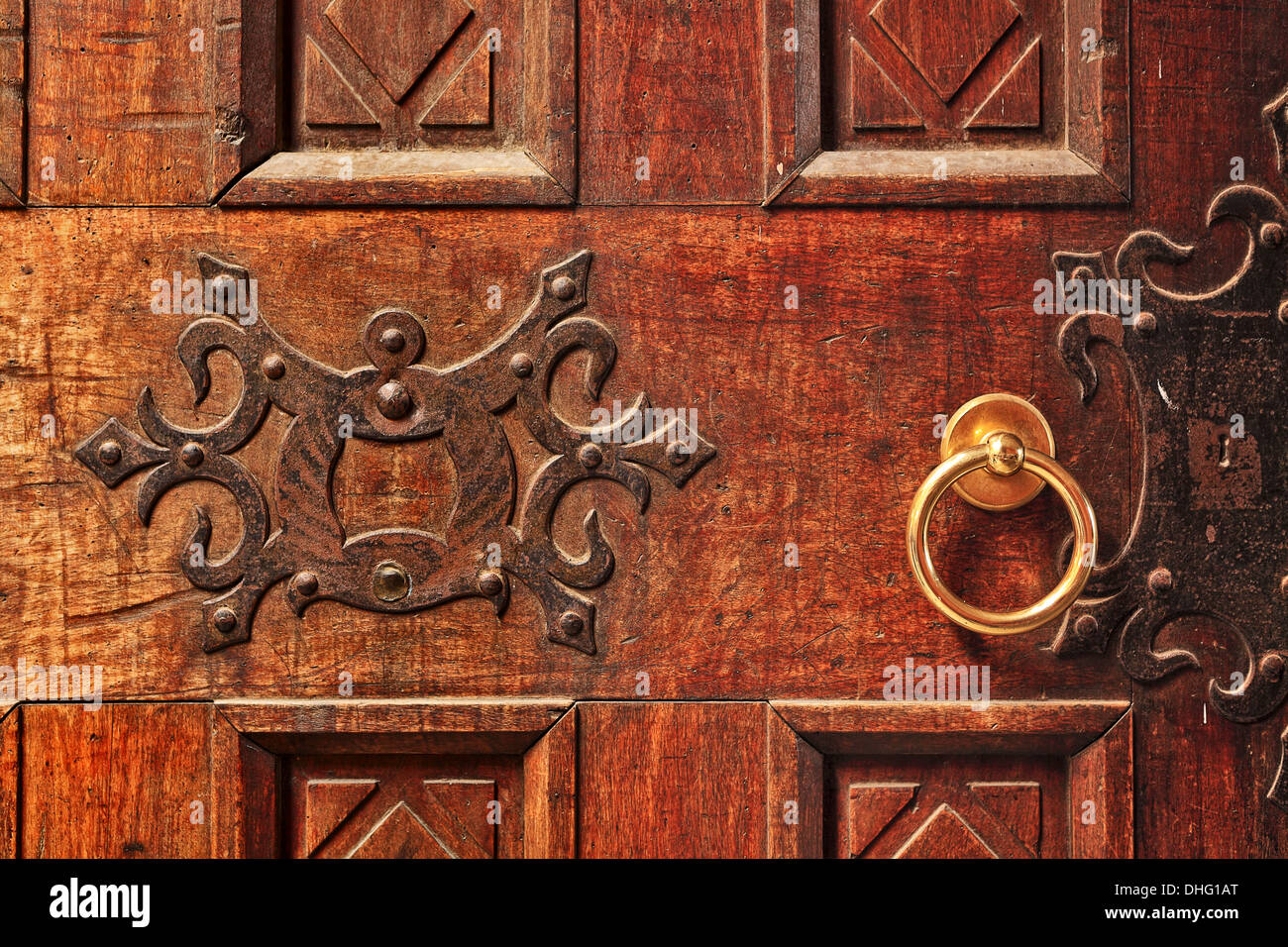 Libre de la vieille porte en bois ouvragé avec une poignée de porte d'or à Alba, Italie. Banque D'Images