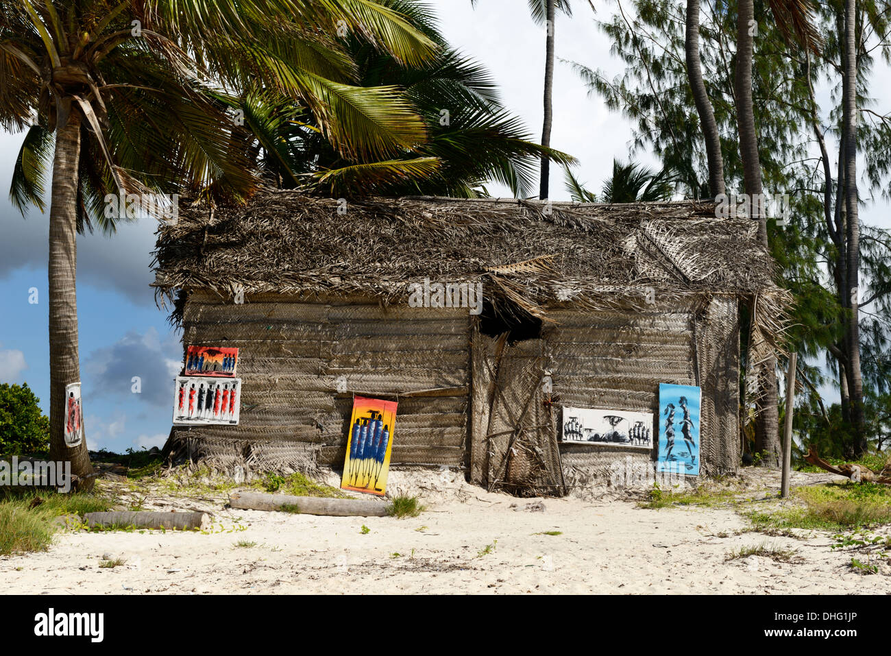 L'art africain à vendre à partir de huttes traditionnelles sur la plage de Paje Makuti, Zanzibar, Tanzanie, Afrique de l'Est Banque D'Images