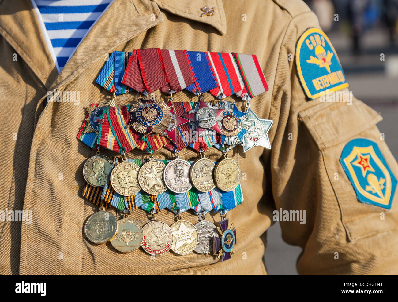 De nombreux prix et médailles militaires sur l'uniforme des troupes spéciales vétéran Banque D'Images