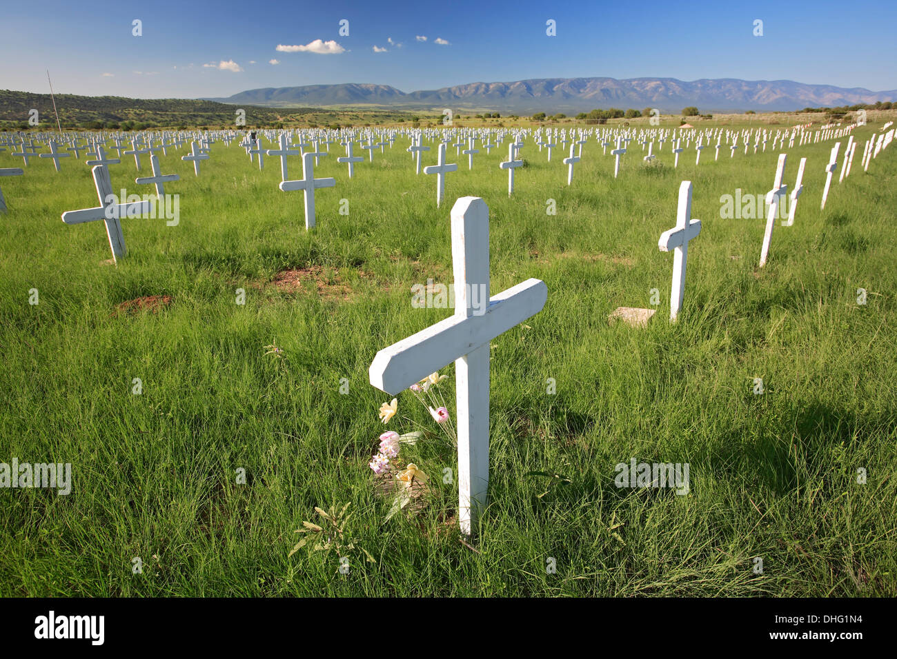 Des croix blanches et des montagnes, la Marine Marchande et cimetière militaire, le Fort Stanton, Nouveau Mexique USA Banque D'Images