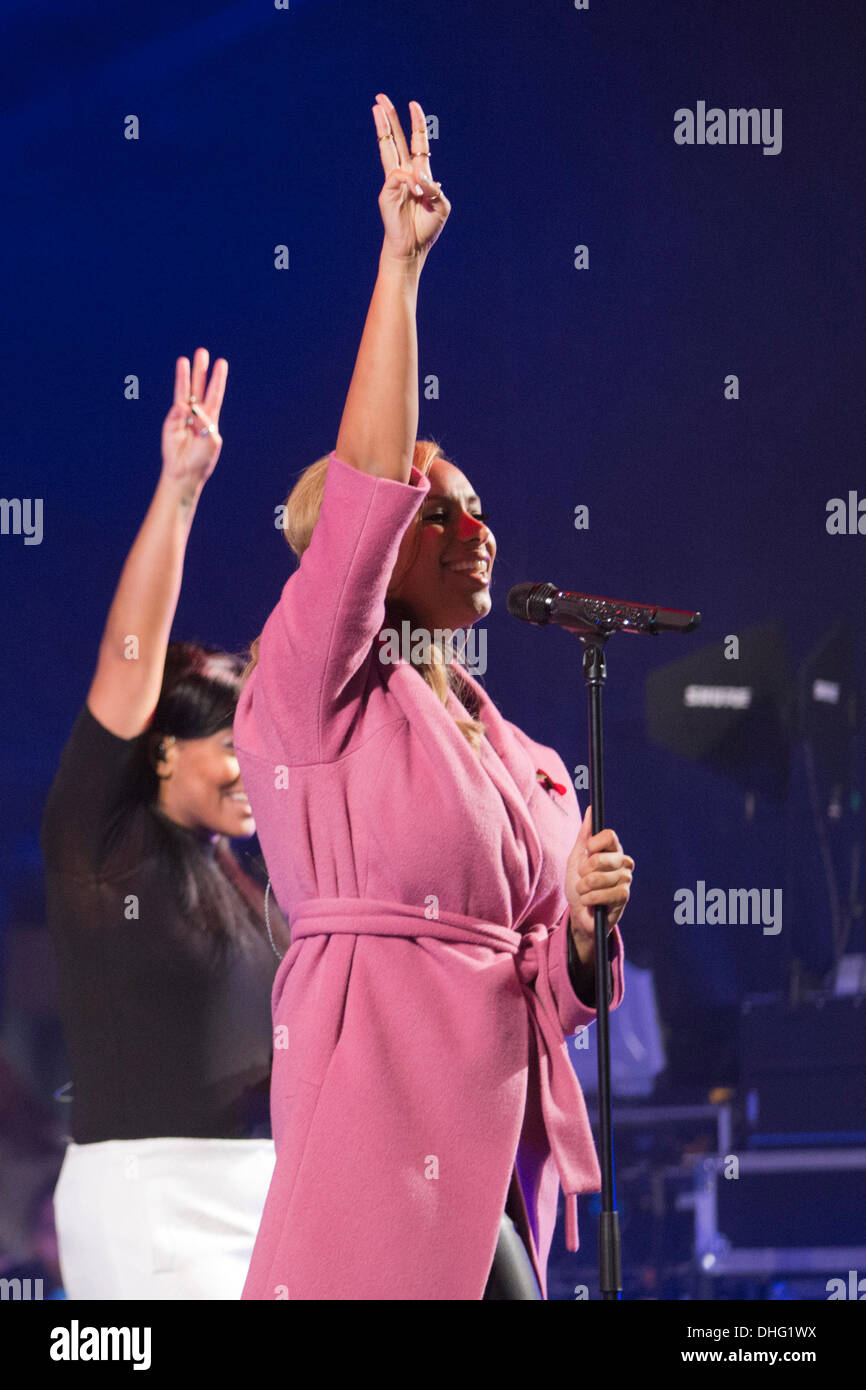 Londres, Royaume-Uni. 9 novembre 2013. X-facteur gagnant Leona Lewis a soulevé trois doigts pendant le concert sur scène - c'est la quantité de tentatives qu'il a fallu pour les feux de route. Il a fallu les célébrités trois tentatives sur scène jusqu'à la rue Regent Les lumières de Noël ont enfin été mis en raison d'un problème technique. Les milliers de personnes qui s'étaient rassemblés dans la rue Regent a attendu patiemment et dansé sur des chansons de Noël alors que le problème était réglé. Photo : Nick Savage/Alamy Live News Banque D'Images