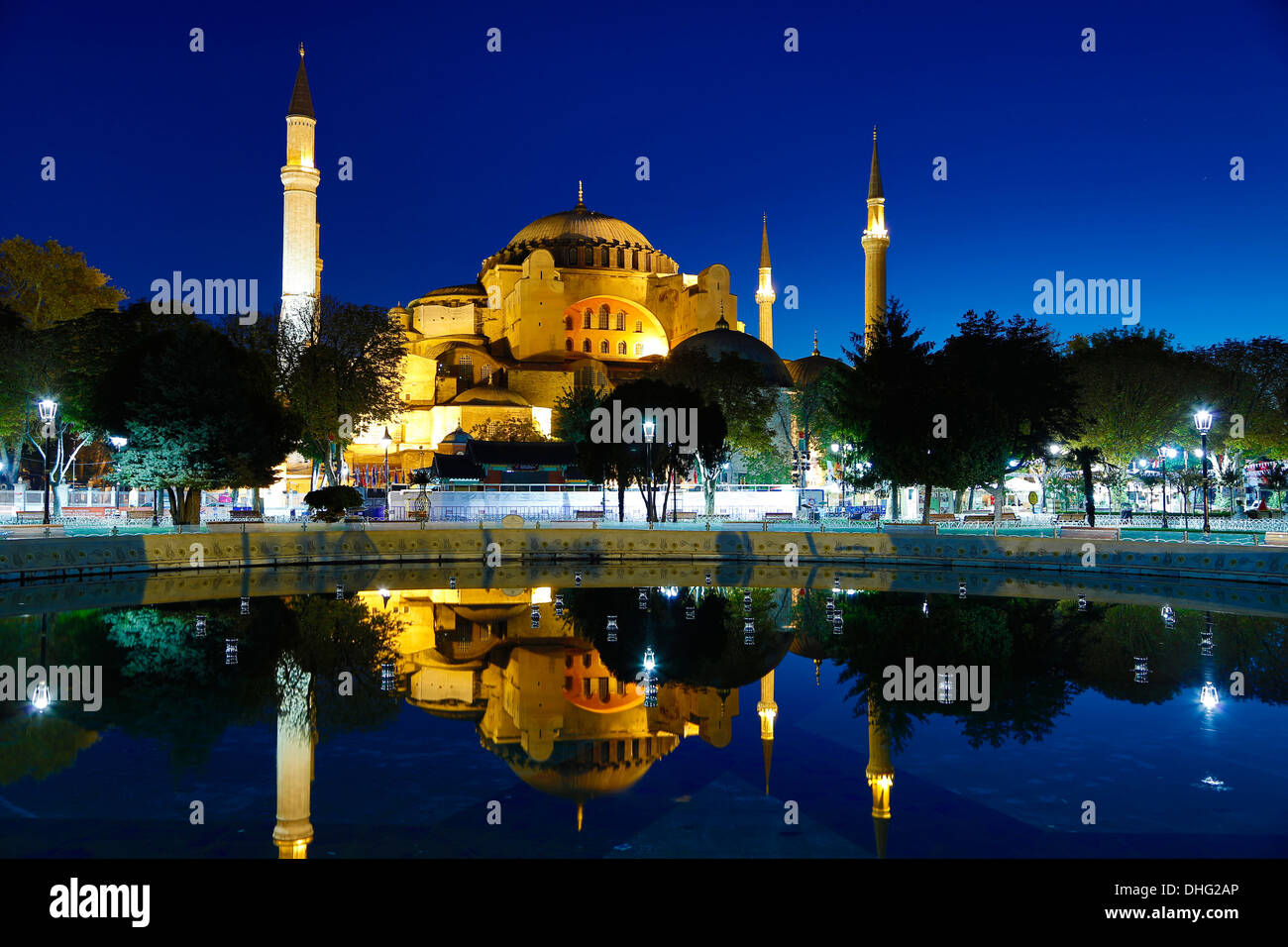 Sainte-sophie reflète dans piscine, Istanbul, Turquie Banque D'Images