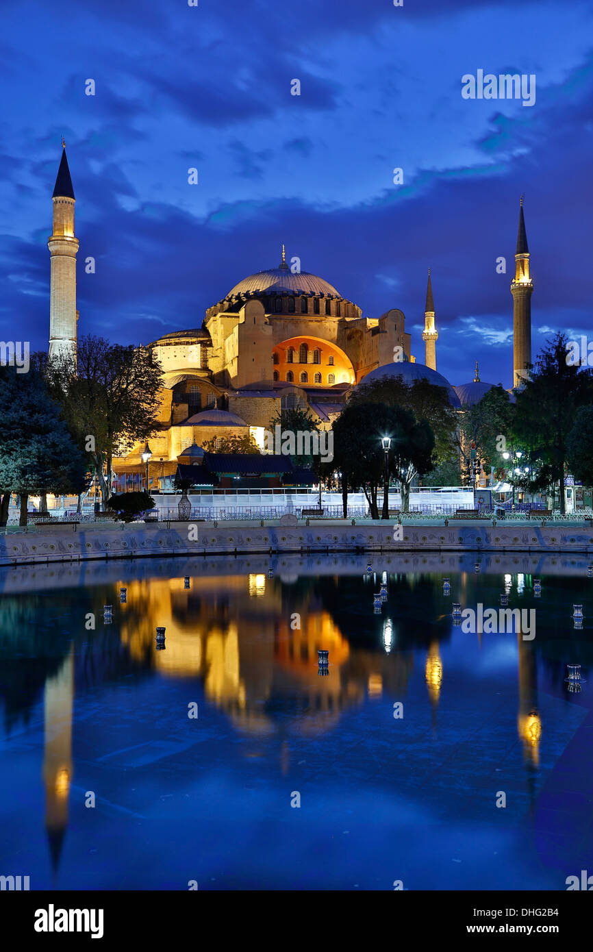 Sainte-sophie reflète dans piscine, Istanbul, Turquie Banque D'Images