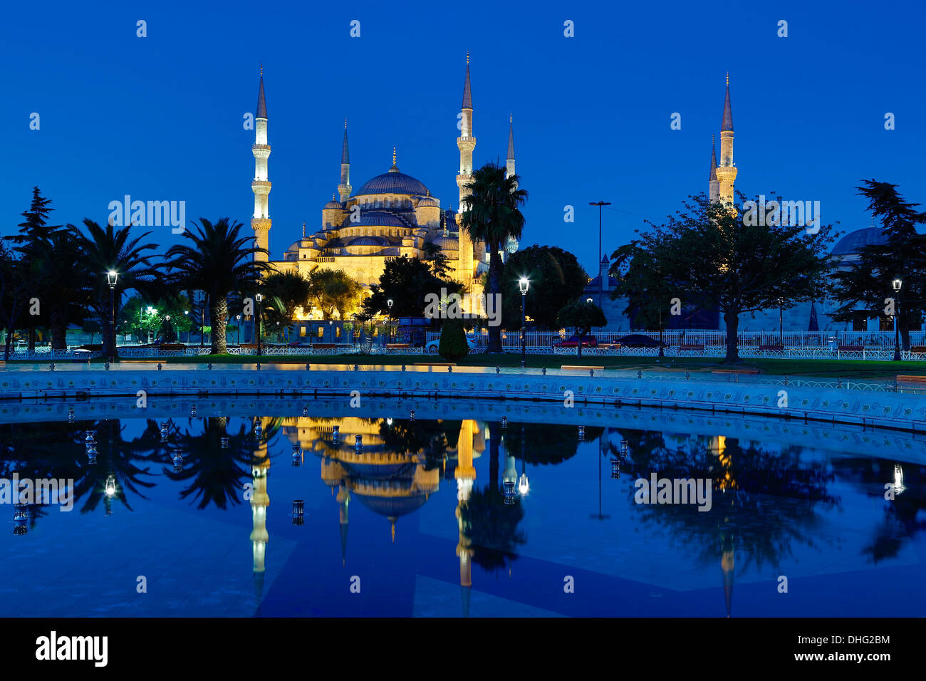 Mosquée bleue reflétée sur l'extérieure, Istanbul, Turquie Banque D'Images