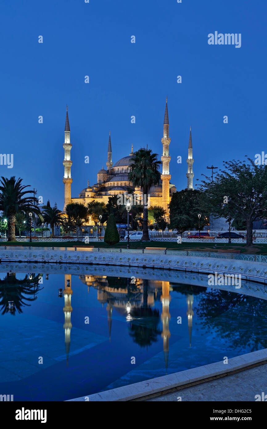 Mosquée bleue reflétée sur l'extérieure, Istanbul, Turquie Banque D'Images