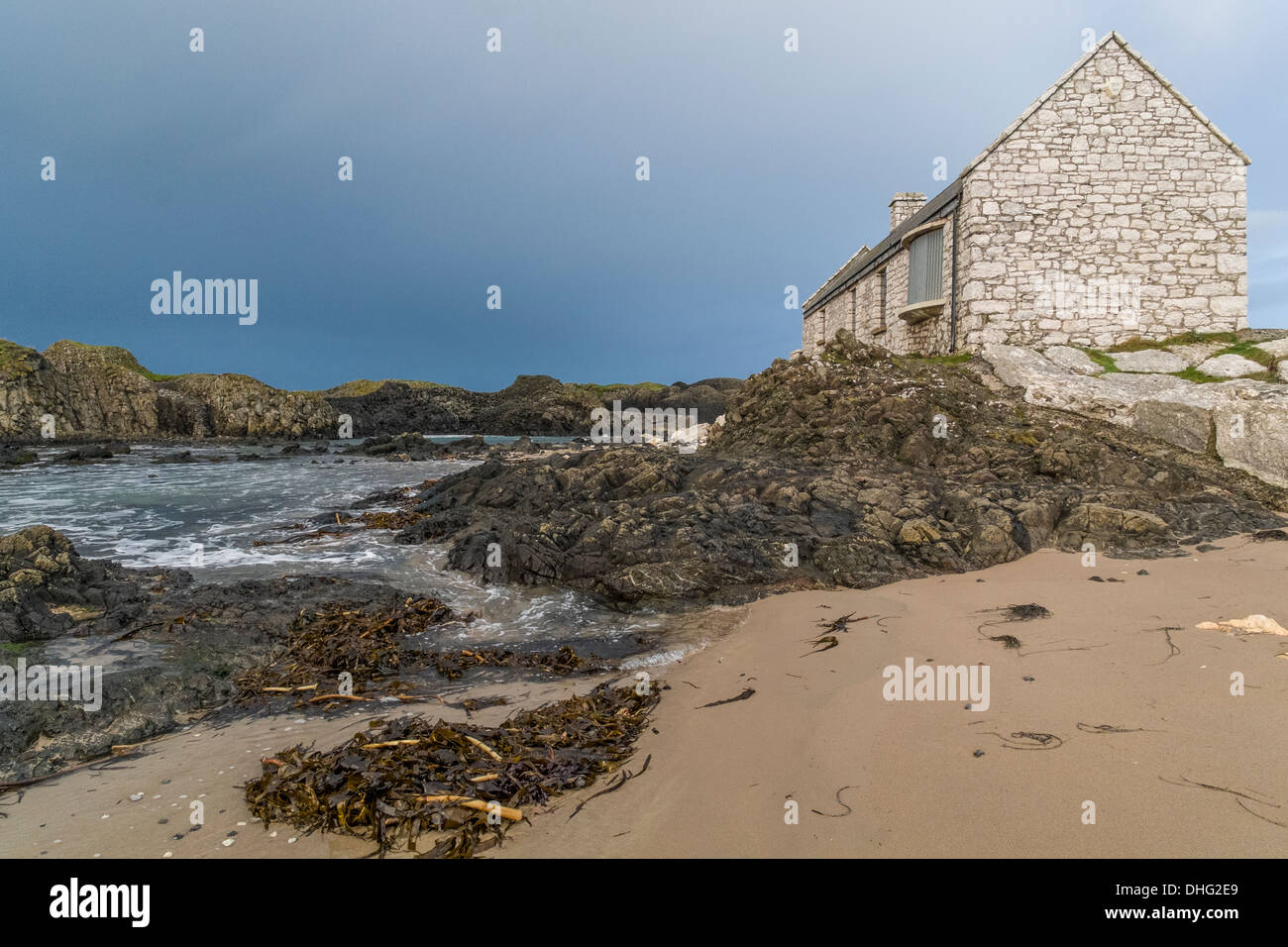 Café isolé sur le bord des rochers à Ballintoy Harbour, Co Antrim, en Irlande du Nord. Banque D'Images