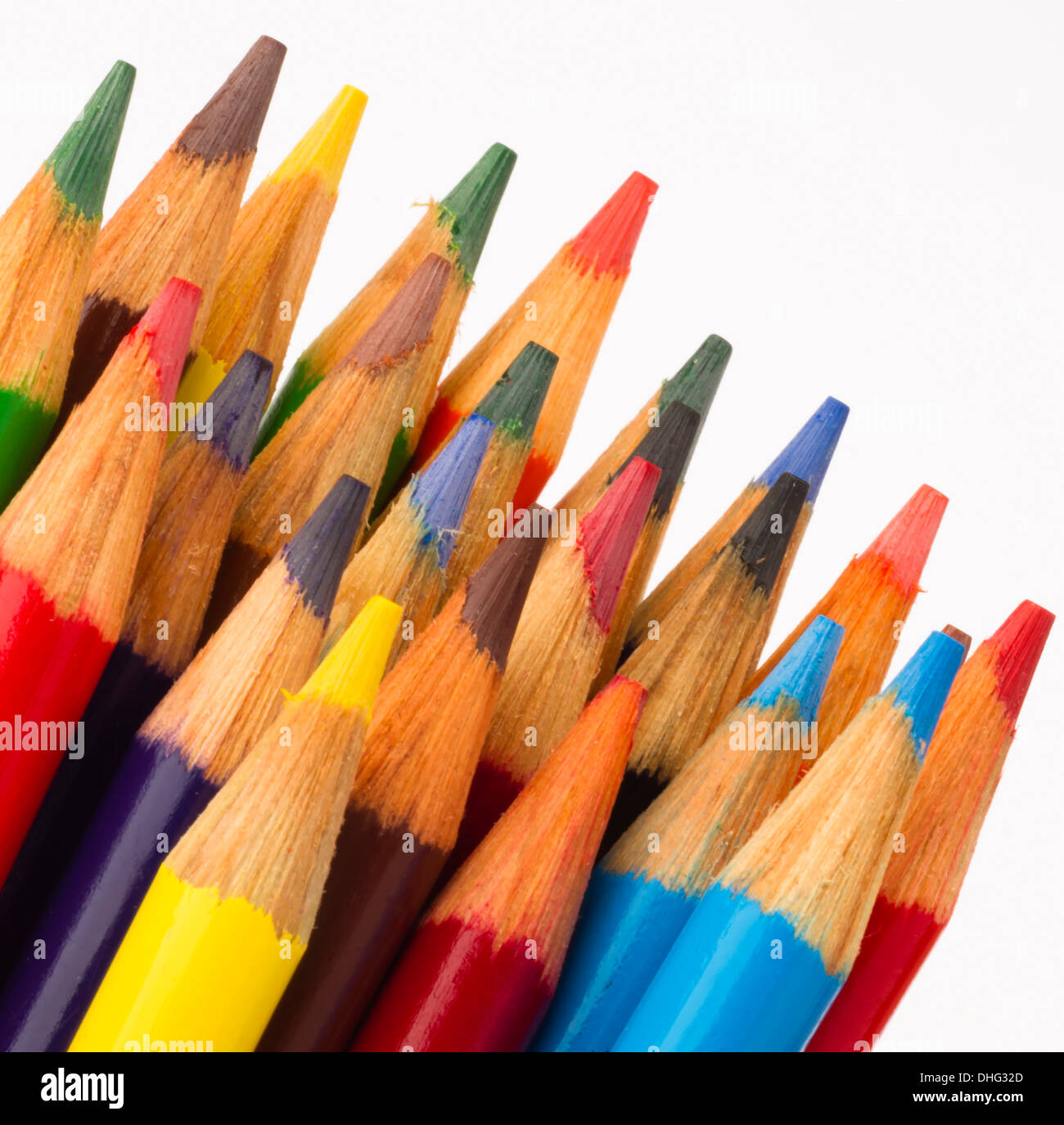 Un ensemble de crayons de couleur et affûté prêt à l'utilisation des fournitures artistiques outils artiste fond blanc Banque D'Images