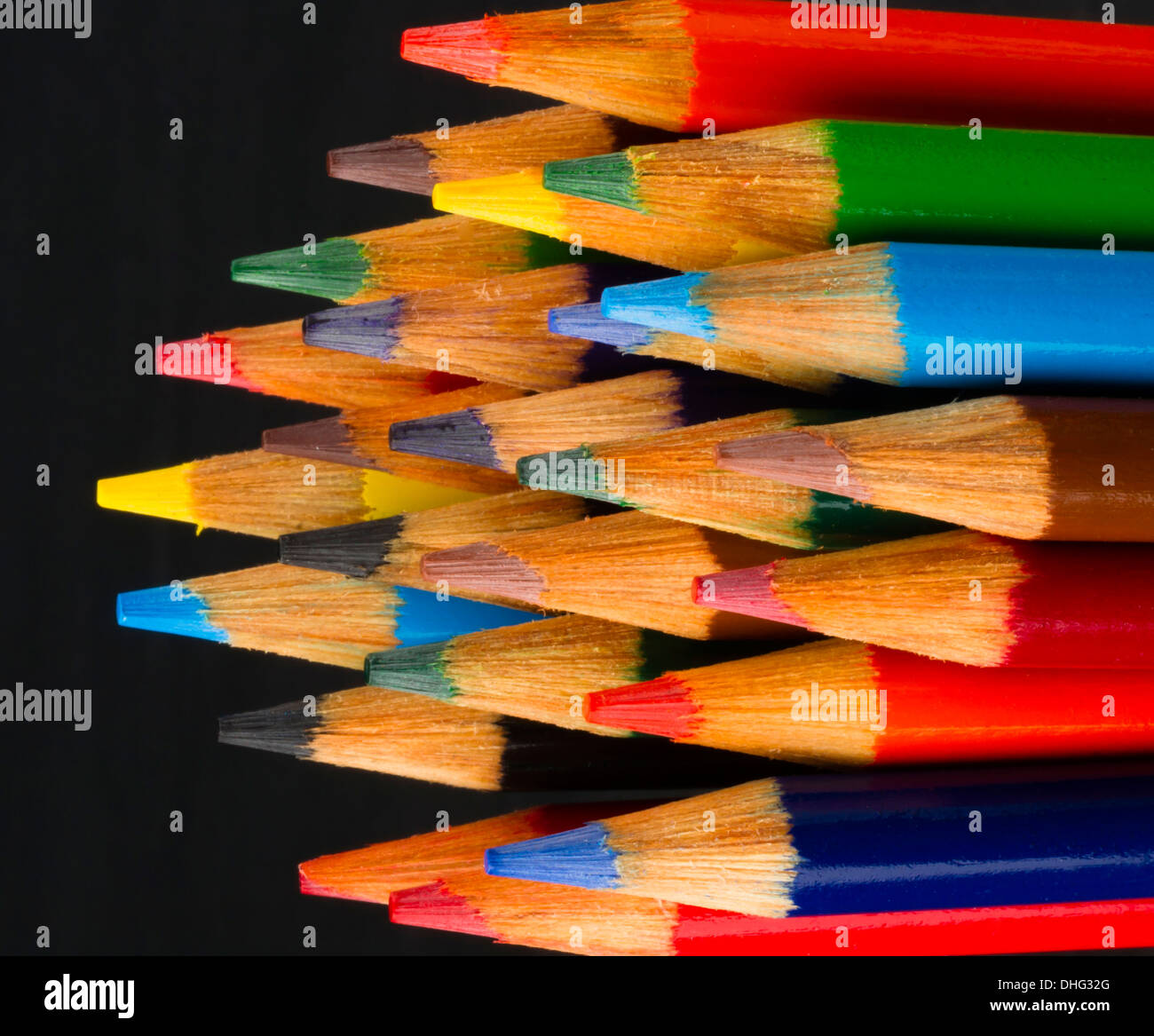 Un ensemble de crayons de couleur et affûté prêt à l'utilisation des fournitures artistiques outils artiste fond blanc Banque D'Images