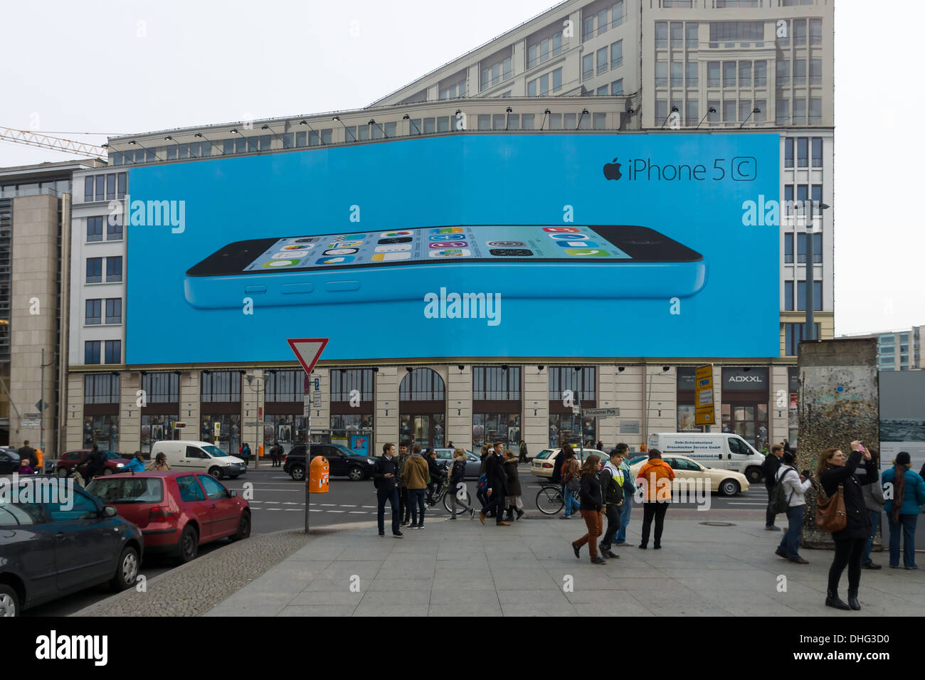 À la Potsdamer Platz, sur le mur est un panneau géant téléphone phare d'Apple - iPhone 5C. Berlin Banque D'Images