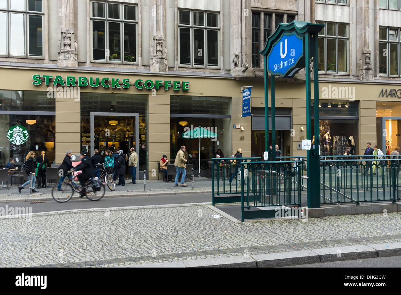Café Starbucks sur la rue Friedrichstrasse, à proximité d'une station de métro Stadtmitte. Berlin Banque D'Images