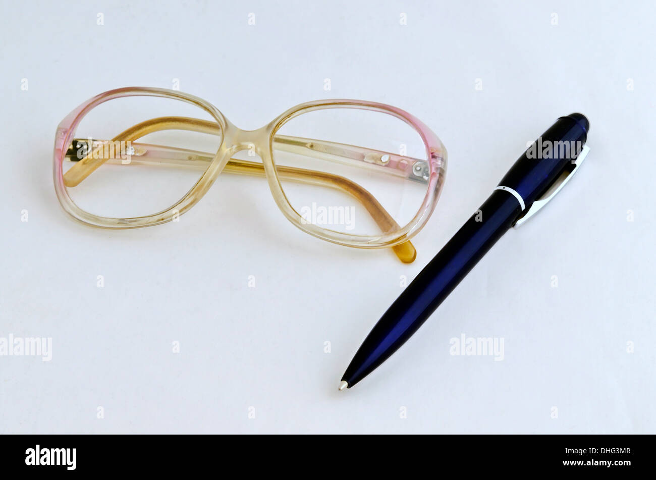 Spectacles et un stylo à la maison Banque D'Images