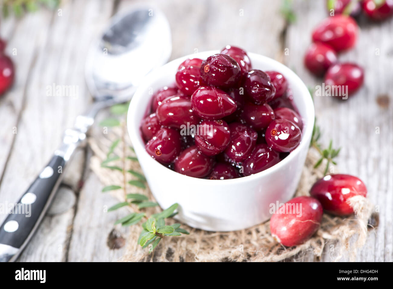 Canneberges en conserve (avec quelques fruits frais) Banque D'Images