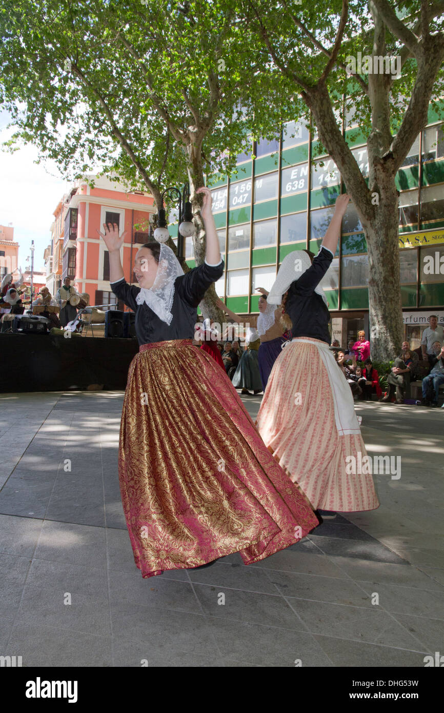 Filles dansant traditionnel costume typique de Majorque Îles Baléares  Espagne Photo Stock - Alamy