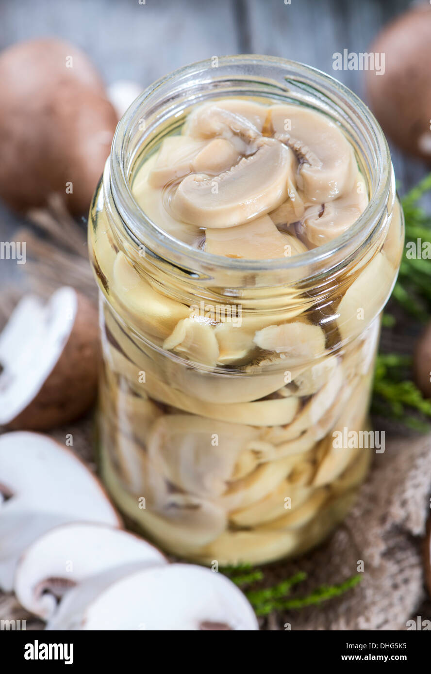 Partie de champignons en conserve sur fond de bois Banque D'Images
