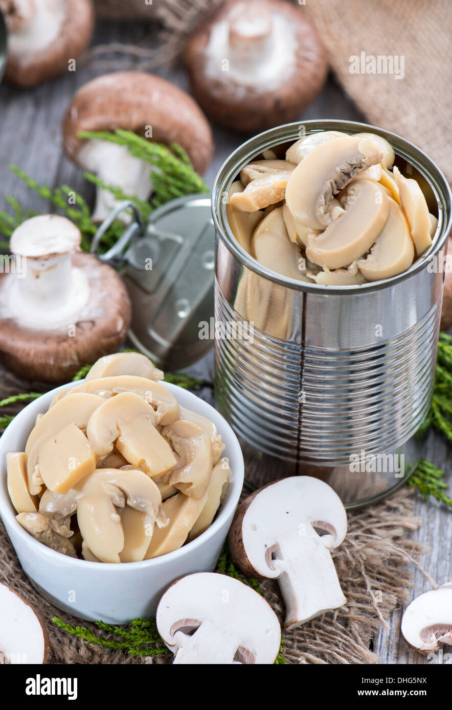 Partie de conserves de champignons sur fond de bois Banque D'Images