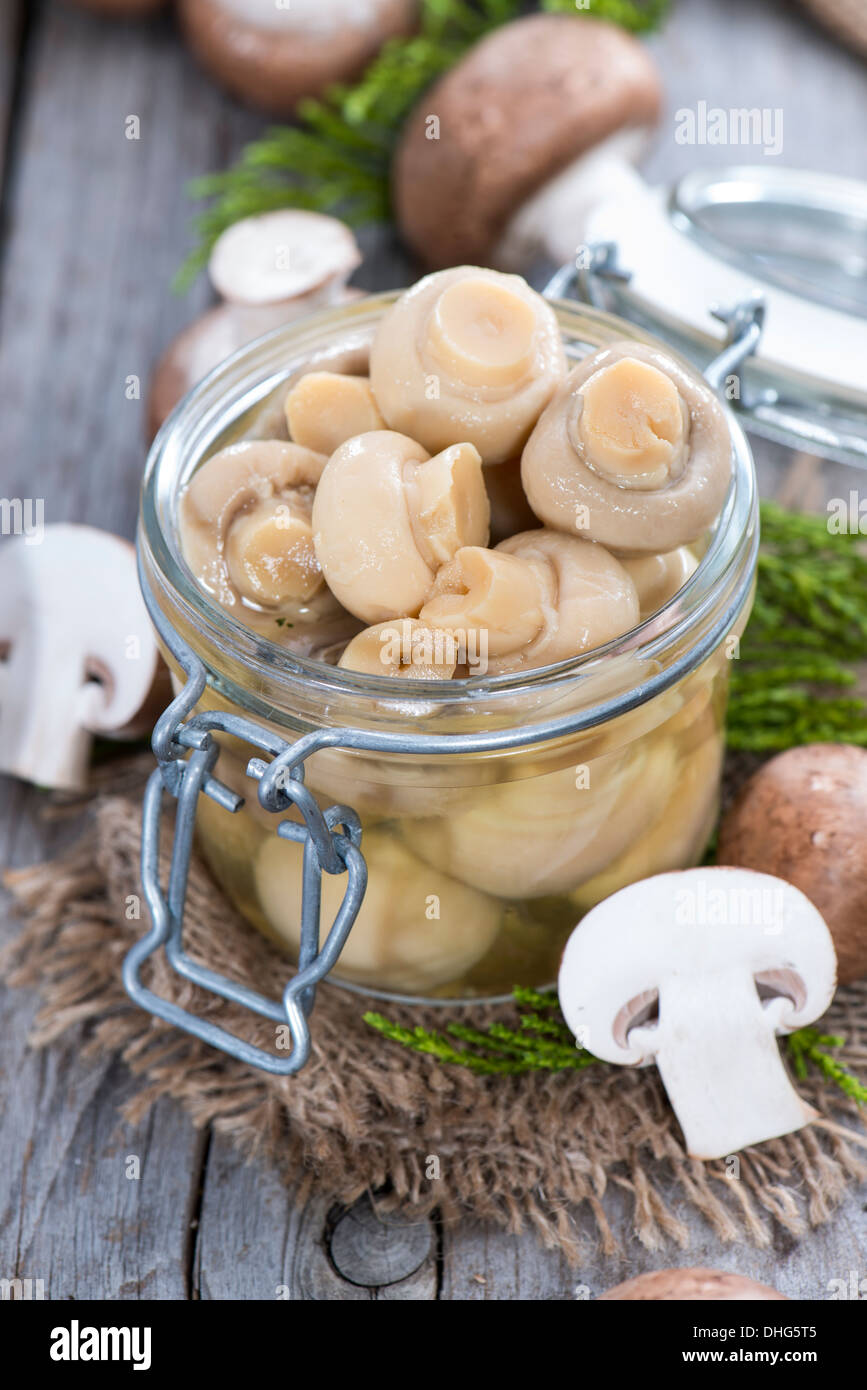 Partie de conserves de champignons sur fond de bois Banque D'Images