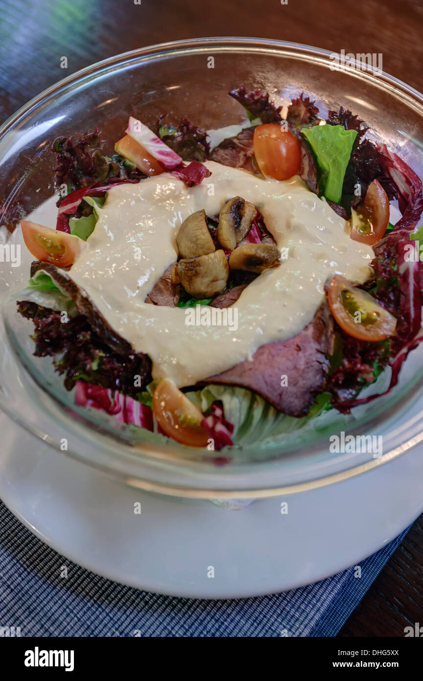 Salade mixte avec des champignons et de la viande Banque D'Images