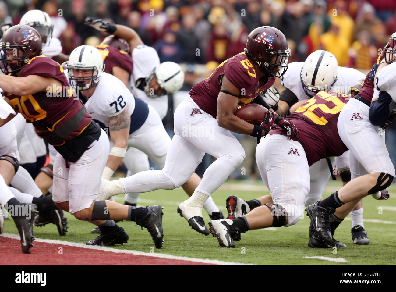 Minneapolis, MN, USA. Nov 9, 2013. 9 novembre 2013 : Minnesota Gophers tournant retour David Cobb (27) trouve peu roulé prix sur cette tentative au cours de la NCAA football match entre l'Université du Minnesota Gophers et la Penn State Nittany Lions au TCF Bank Stadium à Minneapolis, Minnesota. Minnesota a battu Penn State 24 - 10. © csm/Alamy Live News Banque D'Images