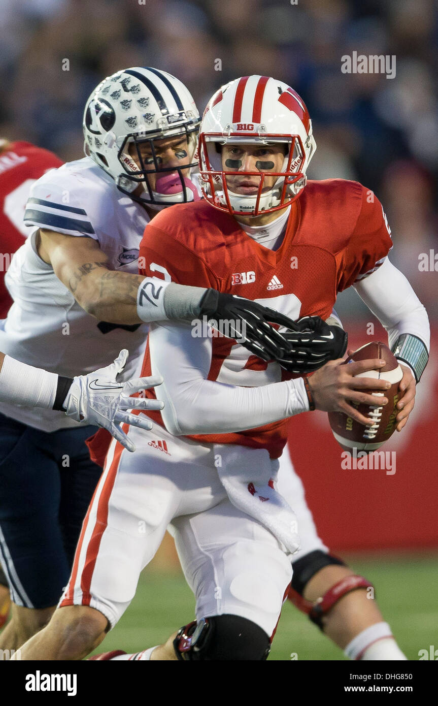 Madison, Wisconsin, USA. Nov 9, 2013. 9 novembre 2013 : Wisconsin Badgers quarterback Joel discontinue # 2 est saccagée par les Cougars de Brigham Young linebacker Alani vs # 5 au cours de la NCAA Football match entre les BYU Cougars et le Wisconsin Badgers au Camp Randall Stadium à Madison, WI. Le Wisconsin a défait BYU POIGNÉÉS 27 17/32 po. John Fisher/CSM/Alamy Live News Banque D'Images