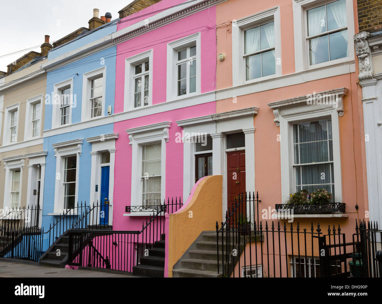 Plusieurs maisons colorées au large de Portobello Road à Londres, Angleterre Banque D'Images