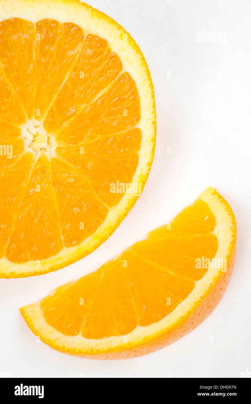 La moitié d'une orange en tranches des aliments crus isolated on White Banque D'Images