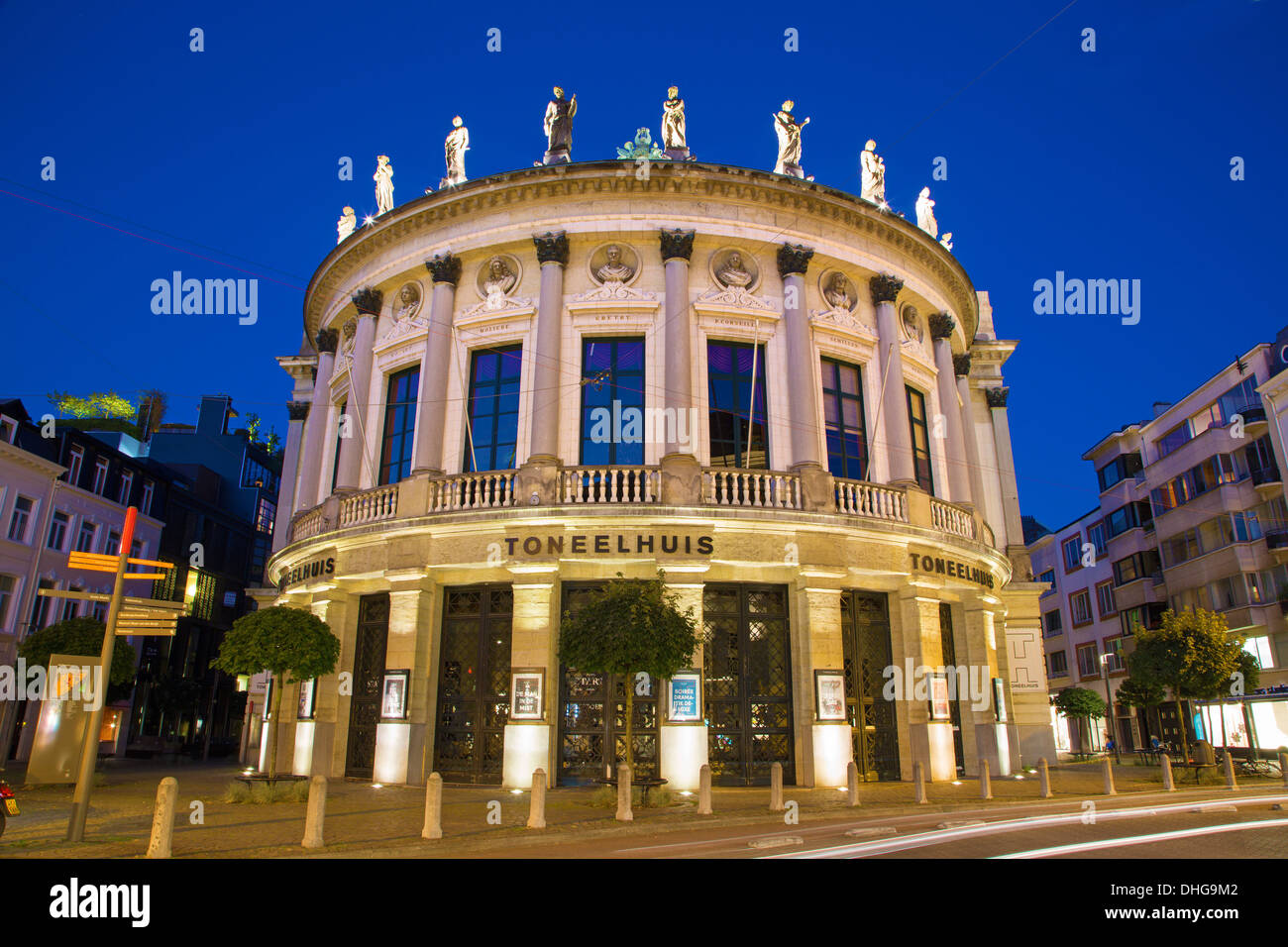 Anvers - théâtre Bourla au crépuscule du soir Banque D'Images