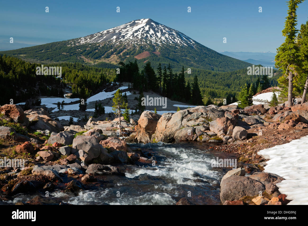 Mount Bachelor à partir de deux chutes le long du sentier dans le haut cassé trois Sœurs Wilderness Area de la Forêt Nationale de Deschutes. Banque D'Images