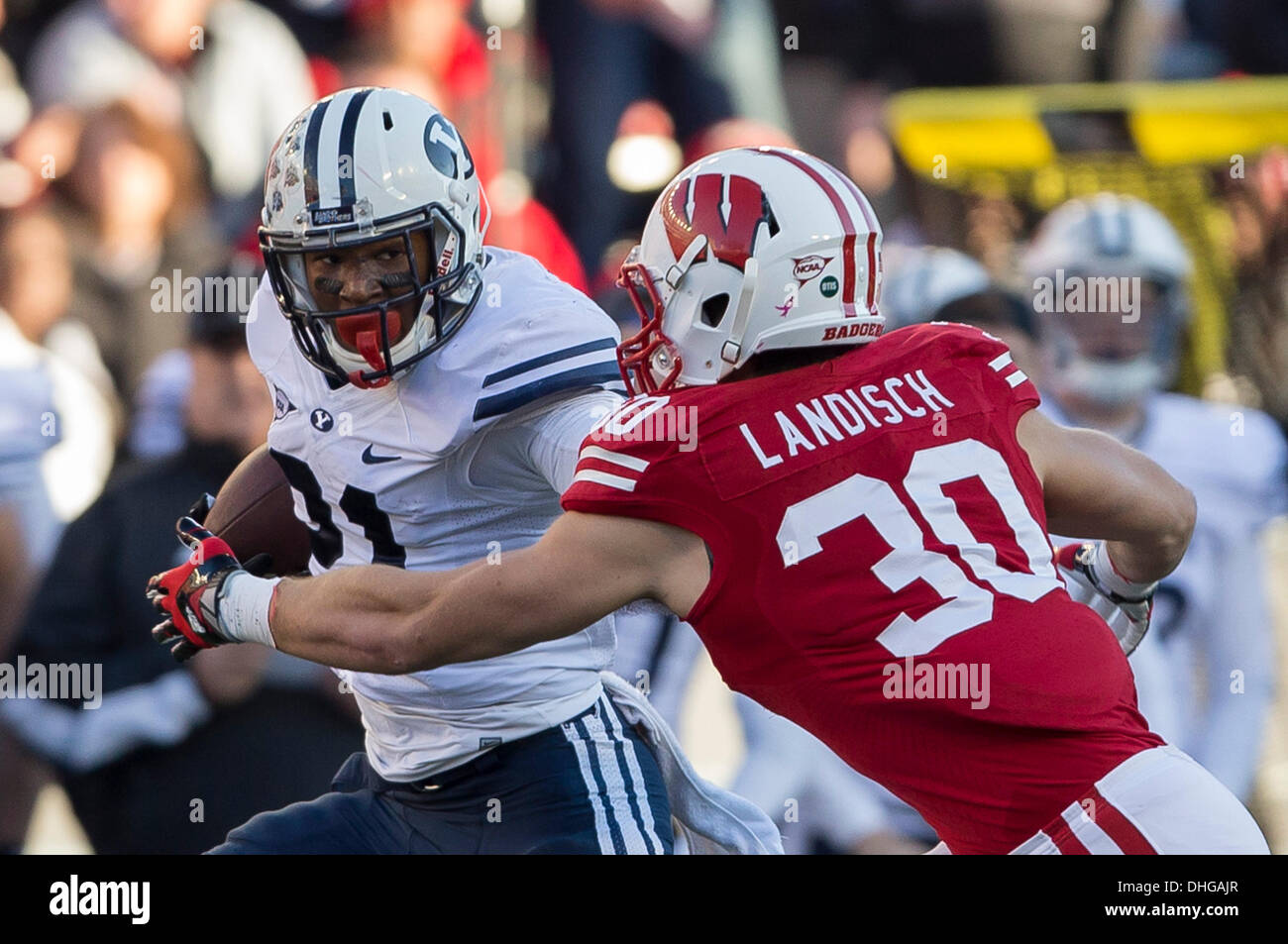 Madison, Wisconsin, USA. Nov 9, 2013. 9 novembre 2013 : Brigham Young d'utiliser de nouveau les couguars Jamaal Williams # 21 tente de faire le tour de l'attaquer du Wisconsin Badgers linebacker Derek Landisch # 30 au cours de la NCAA Football match entre les BYU Cougars et le Wisconsin Badgers au Camp Randall Stadium à Madison, WI. Le Wisconsin a défait BYU POIGNÉÉS 27 17/32 po. John Fisher/CSM/Alamy Live News Banque D'Images