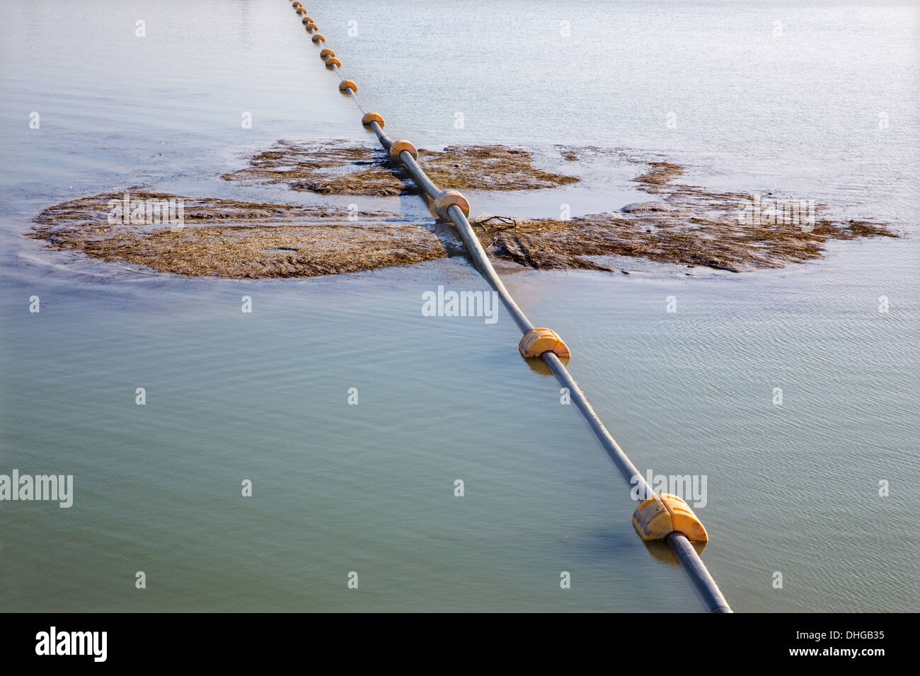 Les tuyaux et les sédiments dans le barrage du Danube - Slovaquie Banque D'Images