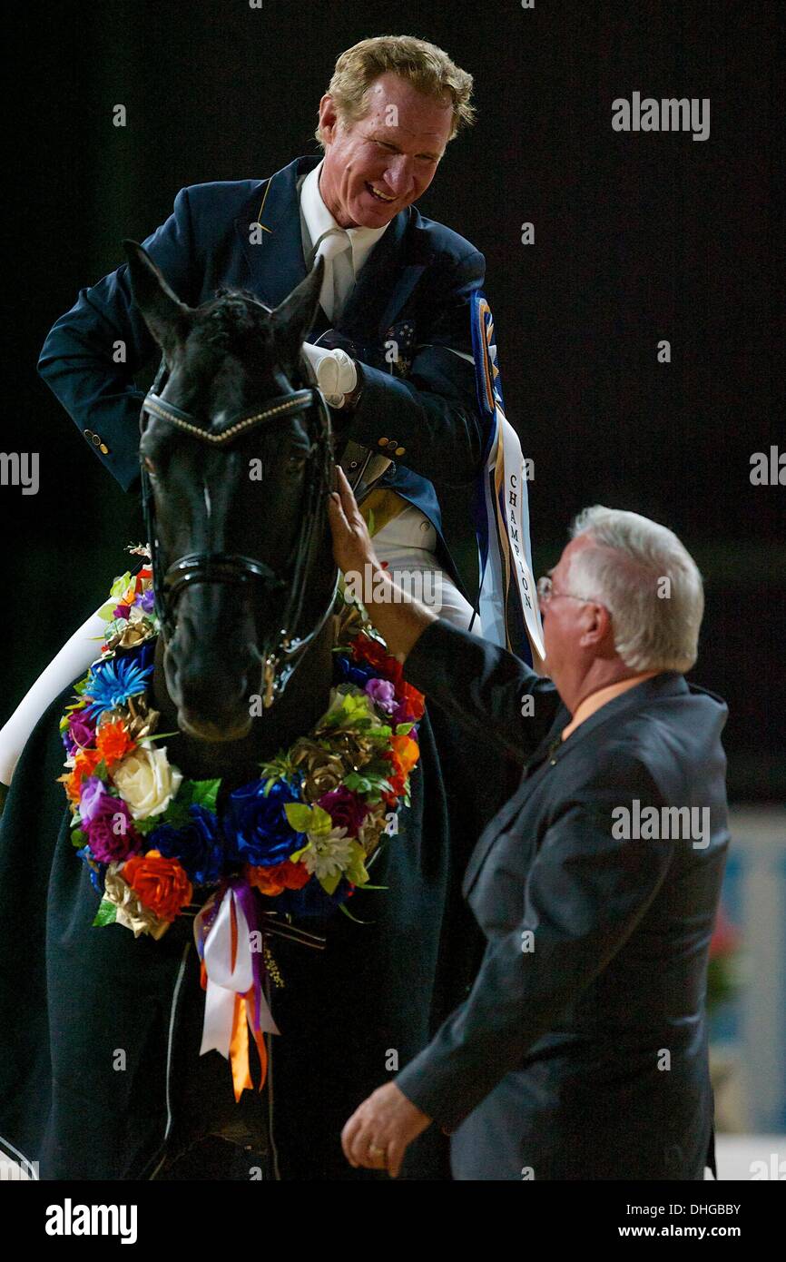 Melbourne, Australie. Nov 9, 2013. HEATH Ryan de l'Australie vainqueur de l'être l'Influence Equestrian Grand Final - CDI-W style libre. Salon Equitana Sydney est un jour quatre sports équestres salon avec des chevaux, des médaillés olympiques, des enseignants de renommée mondiale, Aussie cowboys, une élite equine programme de compétition, et des centaines d'exposants. © Tom Griffiths/ZUMA/ZUMAPRESS.com/Alamy fil Live News Banque D'Images