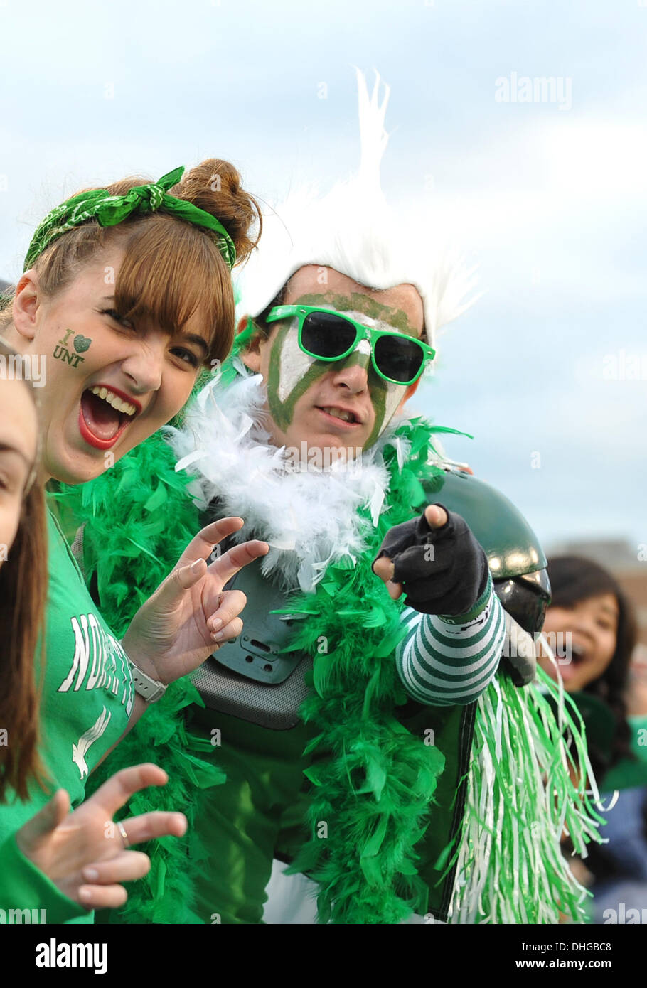 Denton, Texas, USA. Nov 9, 2013. 09 novembre 2013 : North Texas Mean Green fans cheering pour leur équipe lors de la NCAA football match entre l'UTEP Pèse des mineurs et la North Texas Mean Green chez Apogee Stadium à College Station, Texas. UNT gagne contre UTEP Pèse, 41-7. © csm/Alamy Live News Banque D'Images