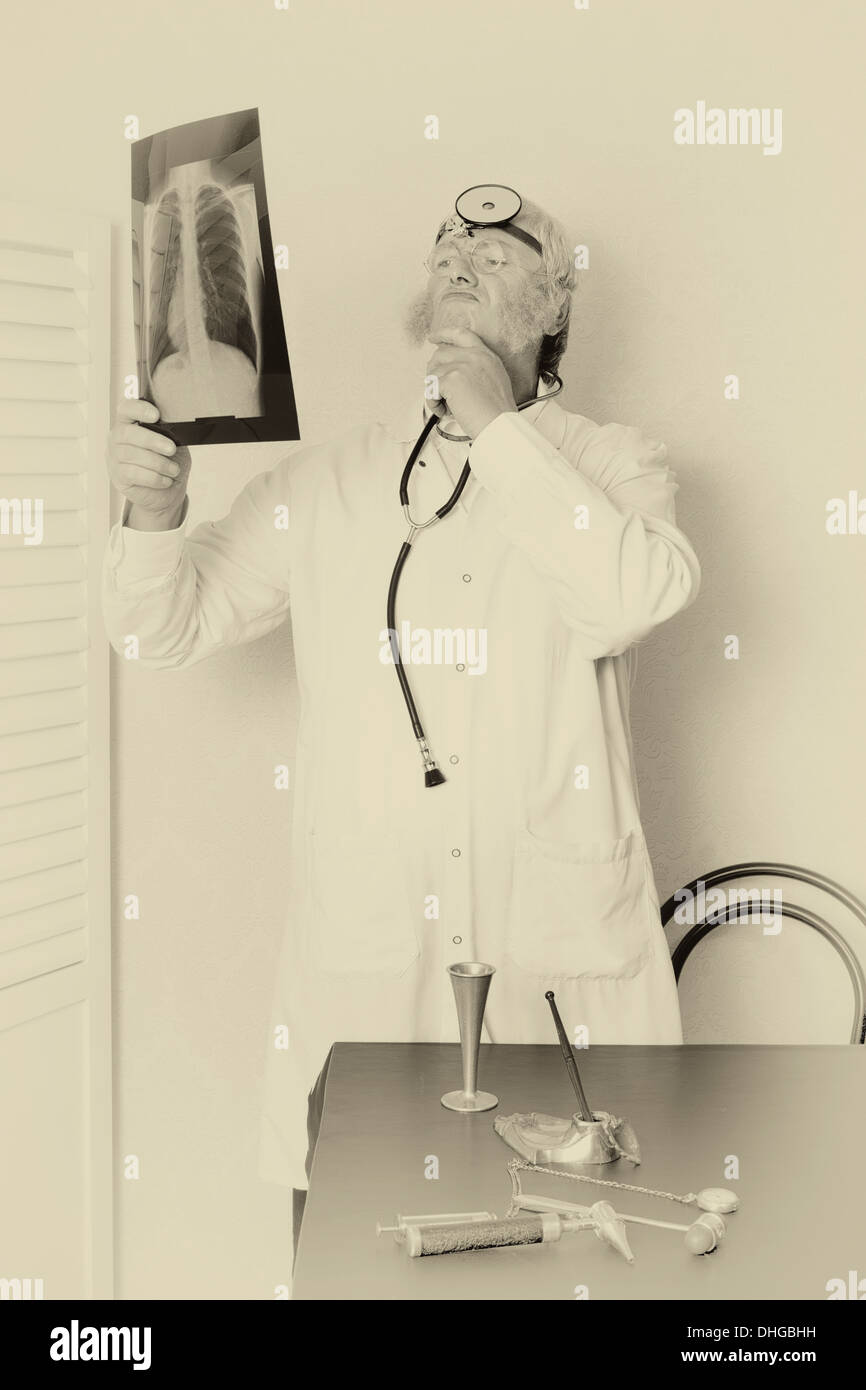 Ancien s'est évanoui d'effet sur un examen d'une médecin vintage x-ray Banque D'Images