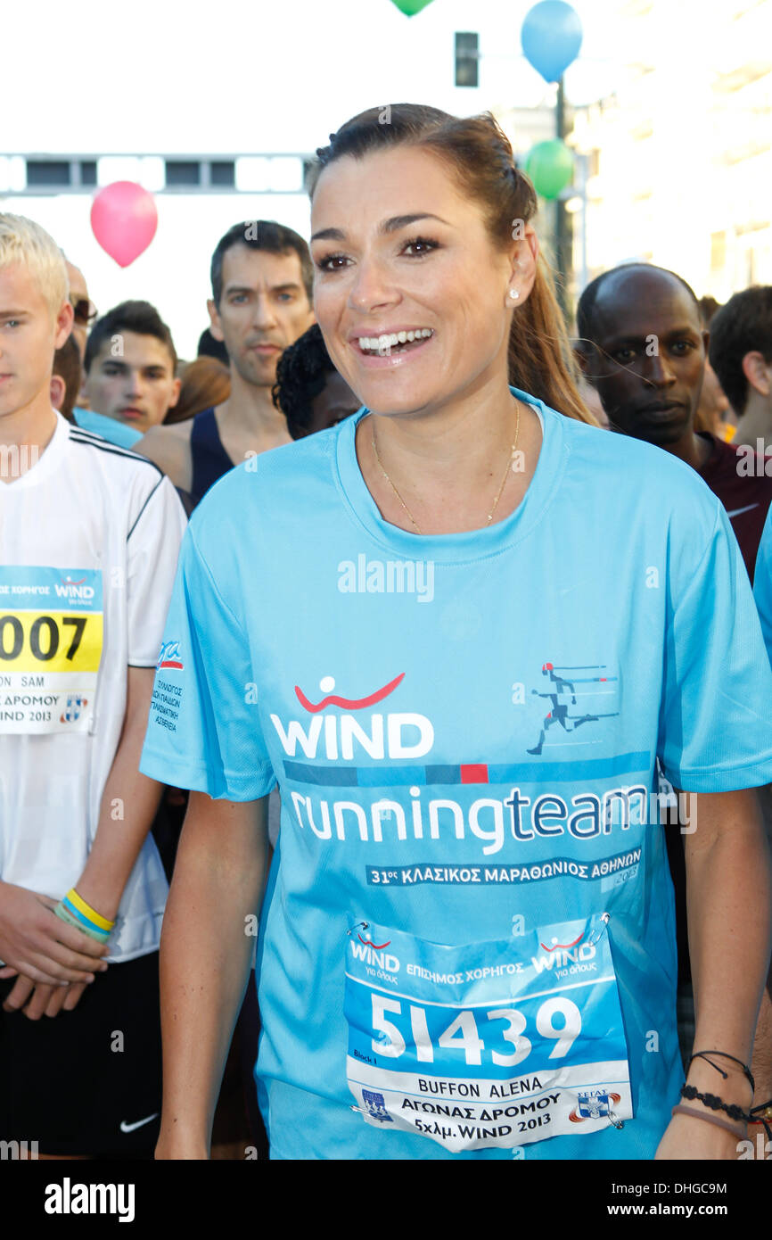 Athènes, Grèce. 10 nov., 2013. ALENA SEREDOVA BUFFON a couru dans le marathon classique d'Athènes comme un SOS Villages d'enfants. Aristidis Crédit : Vafeiadakis ZUMAPRESS.com/Alamy/Live News Banque D'Images