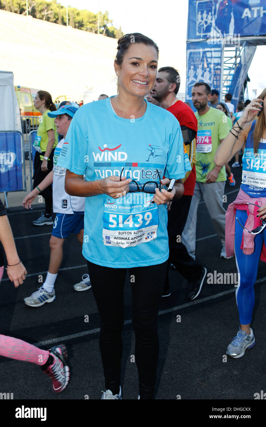 Athènes, Grèce. 10 nov., 2013. ALENA SEREDOVA BUFFON a couru dans le marathon classique d'Athènes comme un SOS Villages d'enfants. Aristidis Crédit : Vafeiadakis ZUMAPRESS.com/Alamy/Live News Banque D'Images