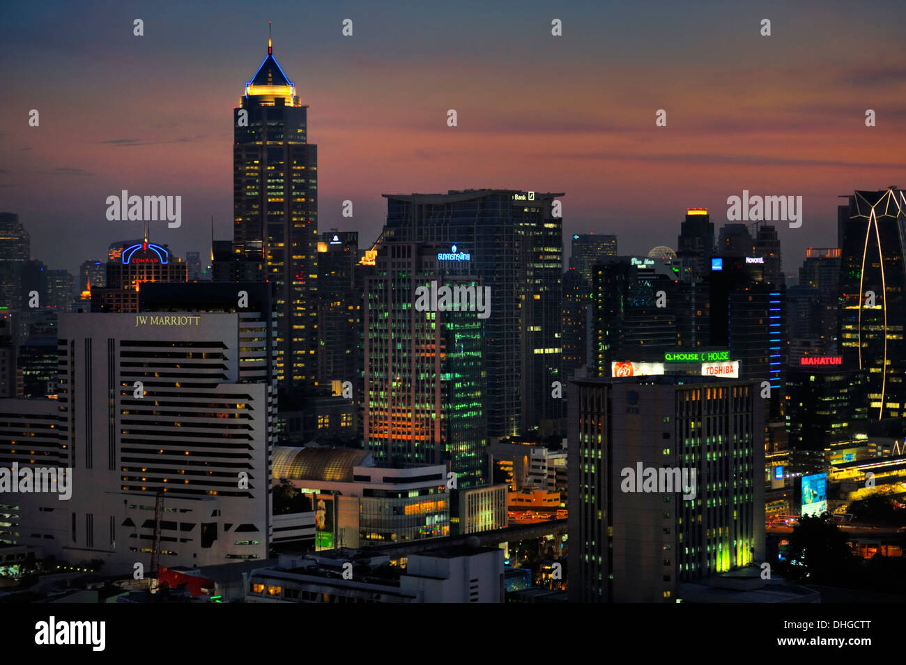 L'horizon de Bangkok après le coucher du soleil vu de au-dessus de 11 Bar et Restaurant, 33e étage de l'établissement Fraser Suites Sukhumvid, Bangkok. Banque D'Images