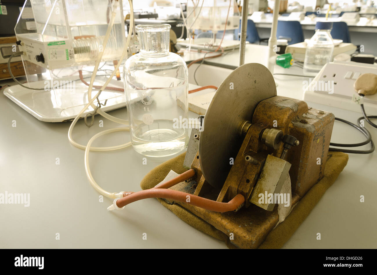La recherche en biologie biomedical science laboratory experiment réglé pour enregistrer l'électrophorèse et l'activité des cellules musculaires dans une citerne Banque D'Images