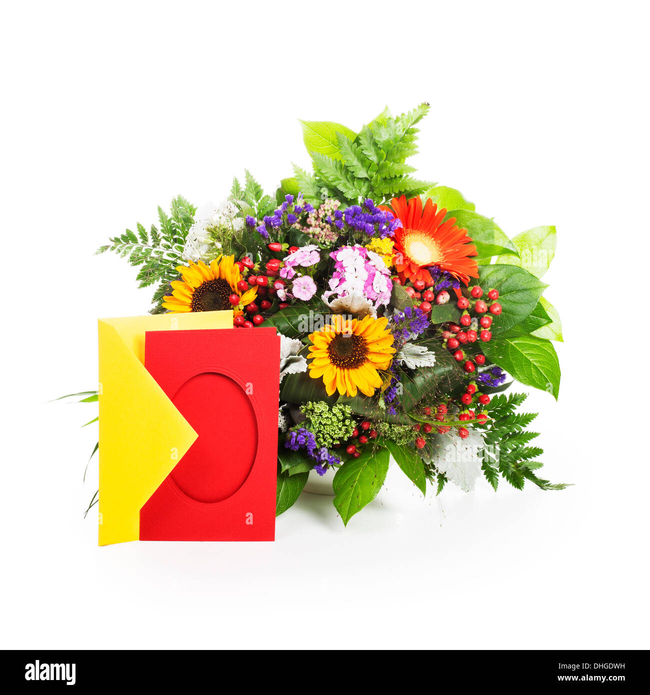 Beau bouquet de fleurs d'été avec enveloppe et carte sur fond blanc Banque D'Images