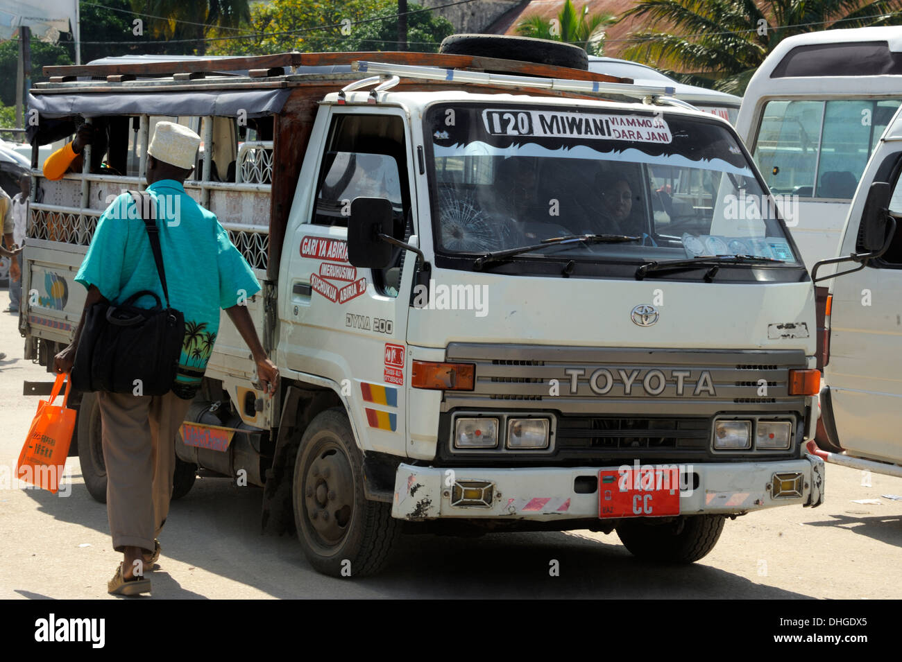 Les bus locaux connus sous le nom de Dala-dala dans la station de bus, la ville de Zanzibar, Stone Town, Zanzibar, Tanzanie, Afrique de l'Est Banque D'Images