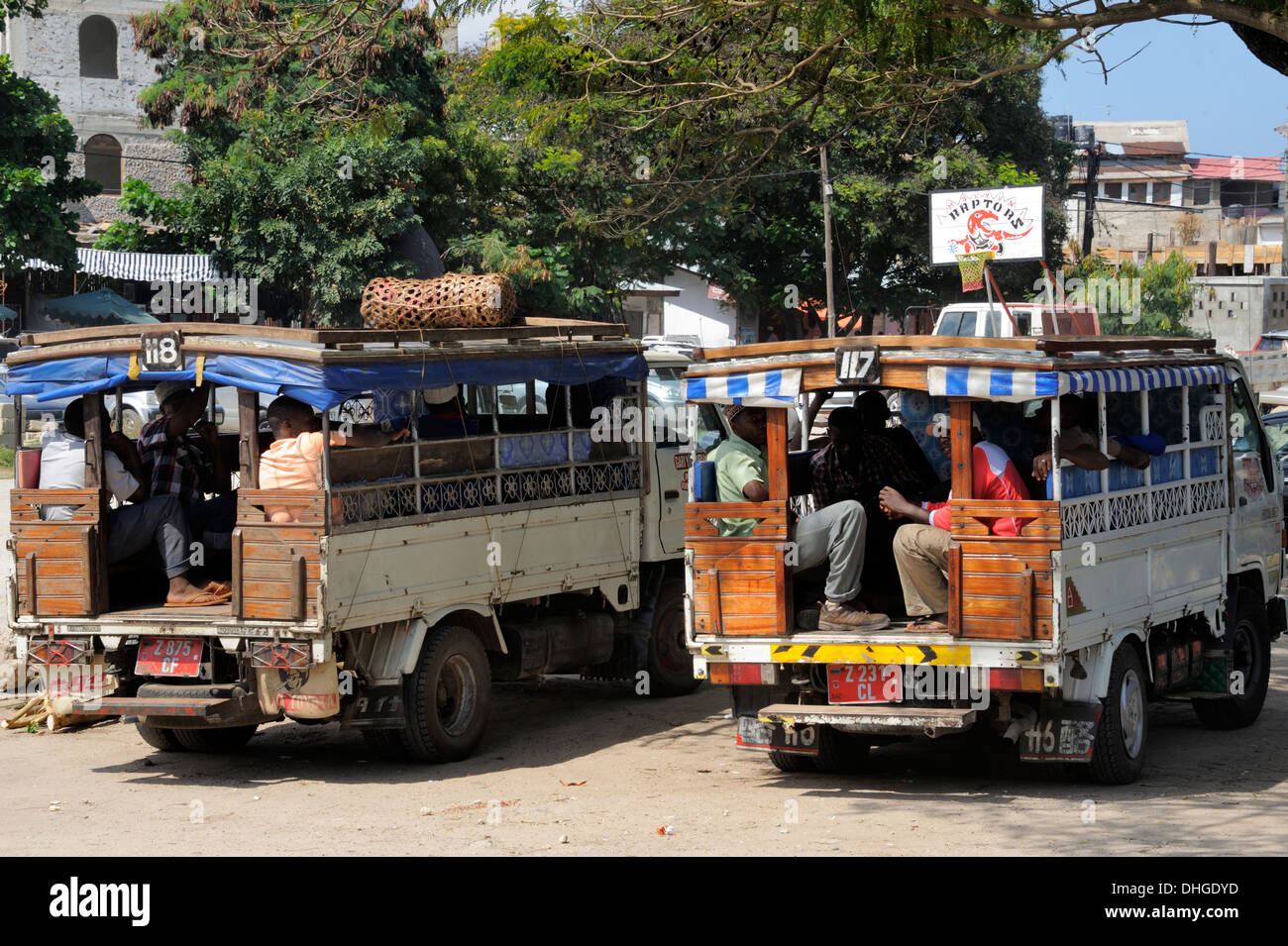 Les bus locaux connus sous le nom de Dala-dala dans la station de bus, la ville de Zanzibar, Stone Town, Zanzibar, Tanzanie, Afrique de l'Est Banque D'Images