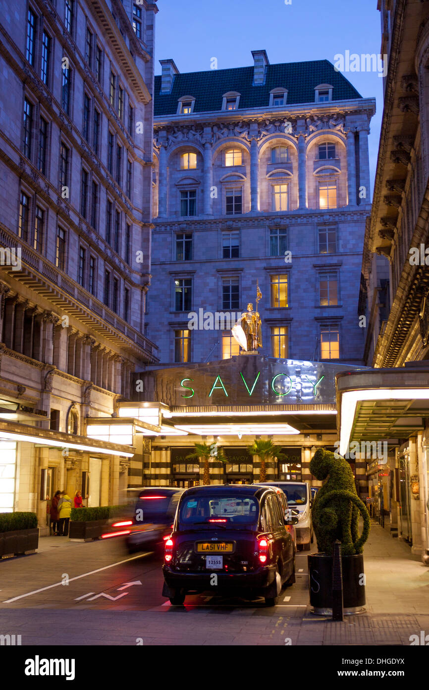 Savoy Hôtel à la nuit tombée le crépuscule Strand London England UK Banque D'Images