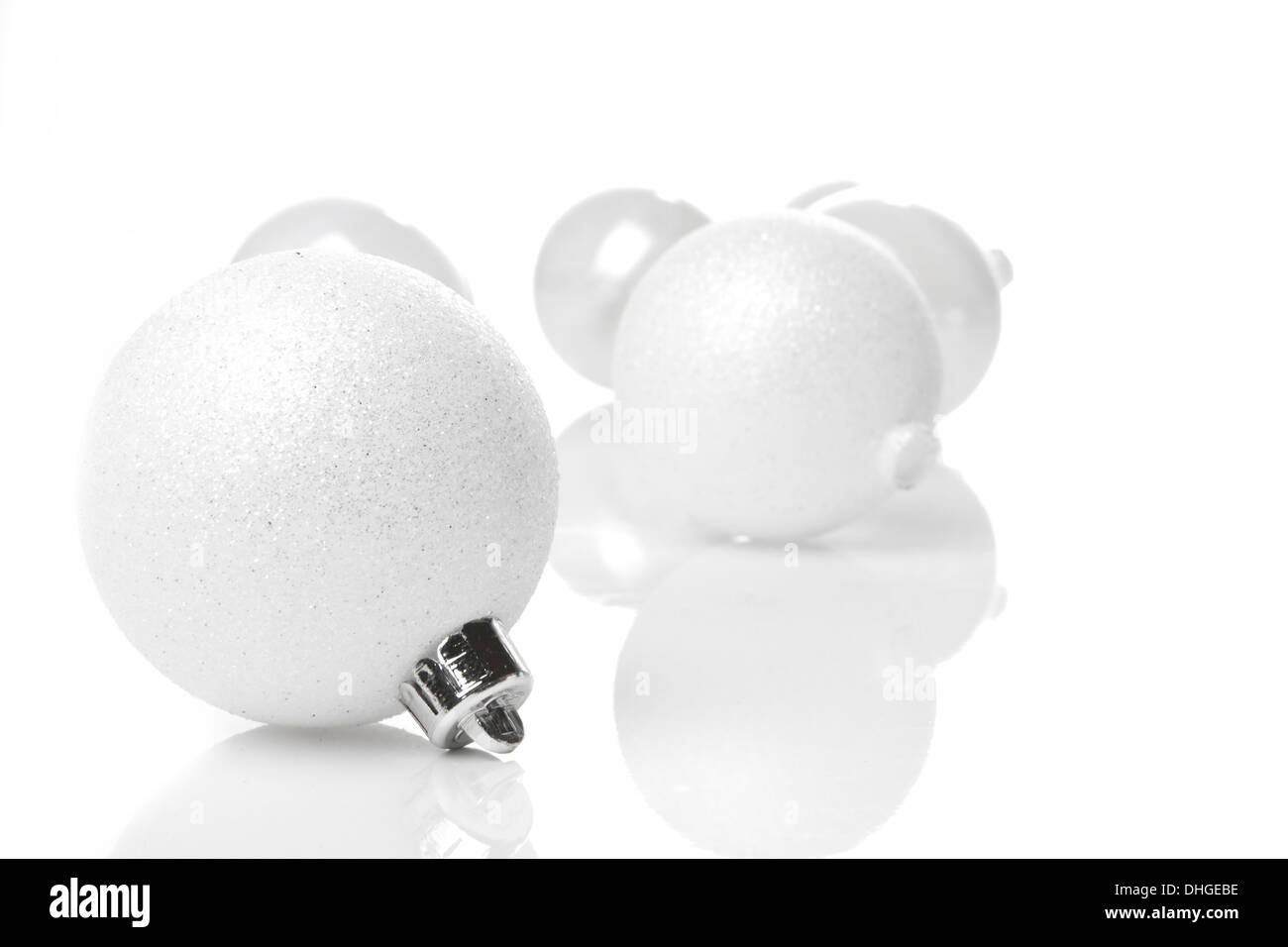 Boules de Noël blanc isolé sur fond blanc Banque D'Images
