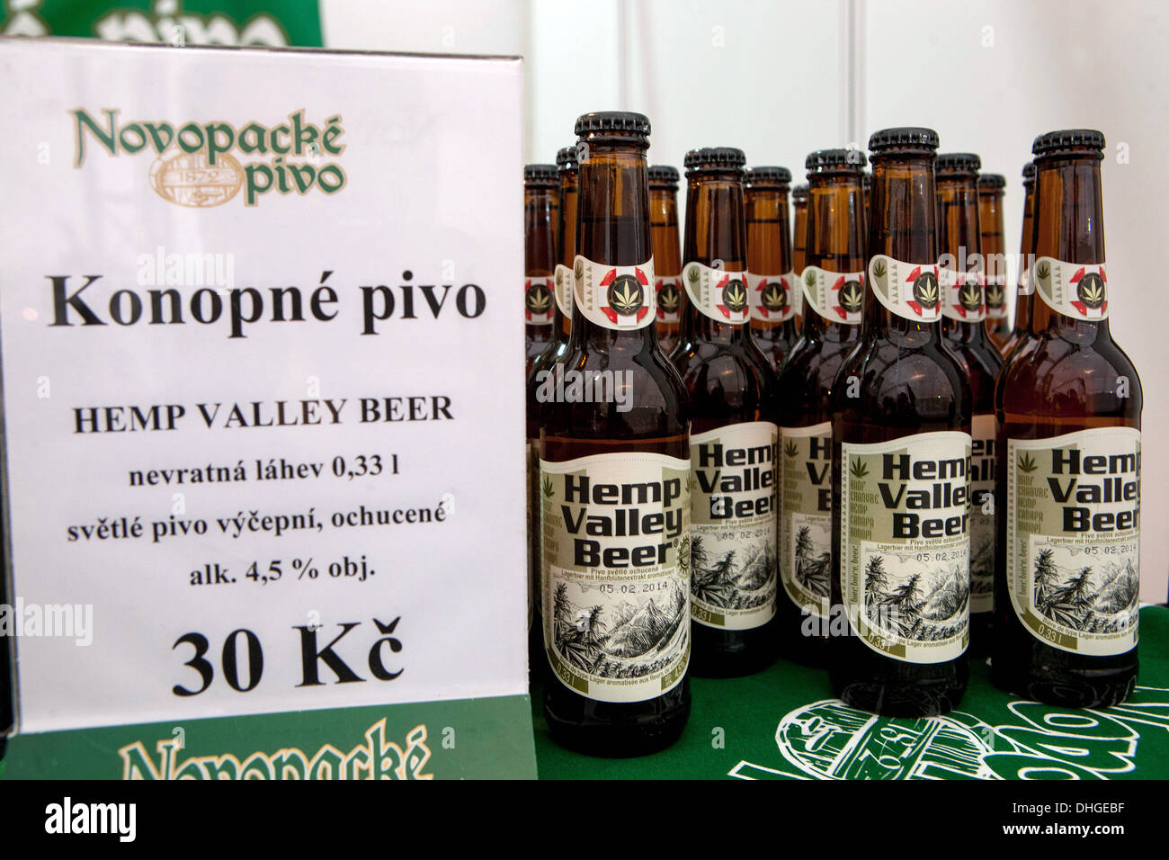 République tchèque Prague, 4e International Cannafest, chanvre Chanvre bière à partir de la boîte de vallée brasserie Nova Paka, République Tchèque Banque D'Images