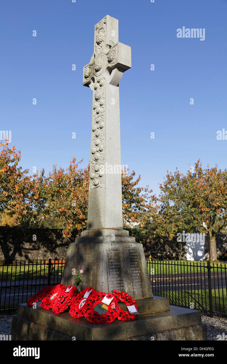 Lochwinnoch, Renfrewshire, Écosse, Royaume-Uni, dimanche 10 novembre 2013. Serments de pavot posés au Cenotaph à la suite du service du dimanche du souvenir Banque D'Images