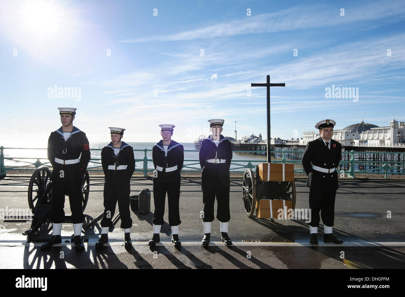 Brighton, UK, 10/11/2013 : souvenir du dimanche. Brighton Les Cadets de la mitrailleuse étaient responsables de l'arme le début et la fin des 2 minutes de silence. Dimanche du souvenir hommages ont été réalisées à travers le pays afin de rendre hommage à tous ceux qui ceux qui ont perdu la vie dans des conflits passés et actuels, y compris la première et la seconde guerre mondiale.. Photo par Julie Edwards Banque D'Images