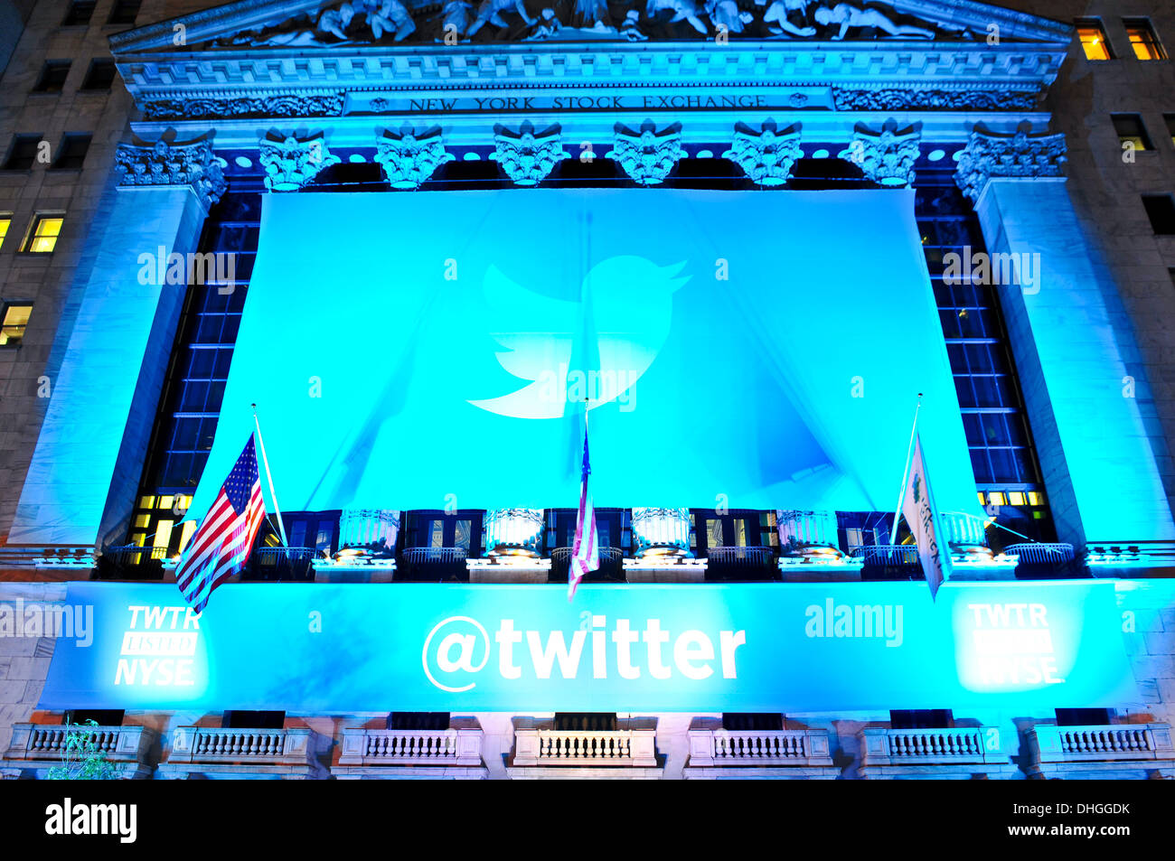 Twitter Inc La bannière du logo IPO est accrochée à l'extérieur de la Bourse de New York (NYSE). Twitter est maintenant « X ». Banque D'Images