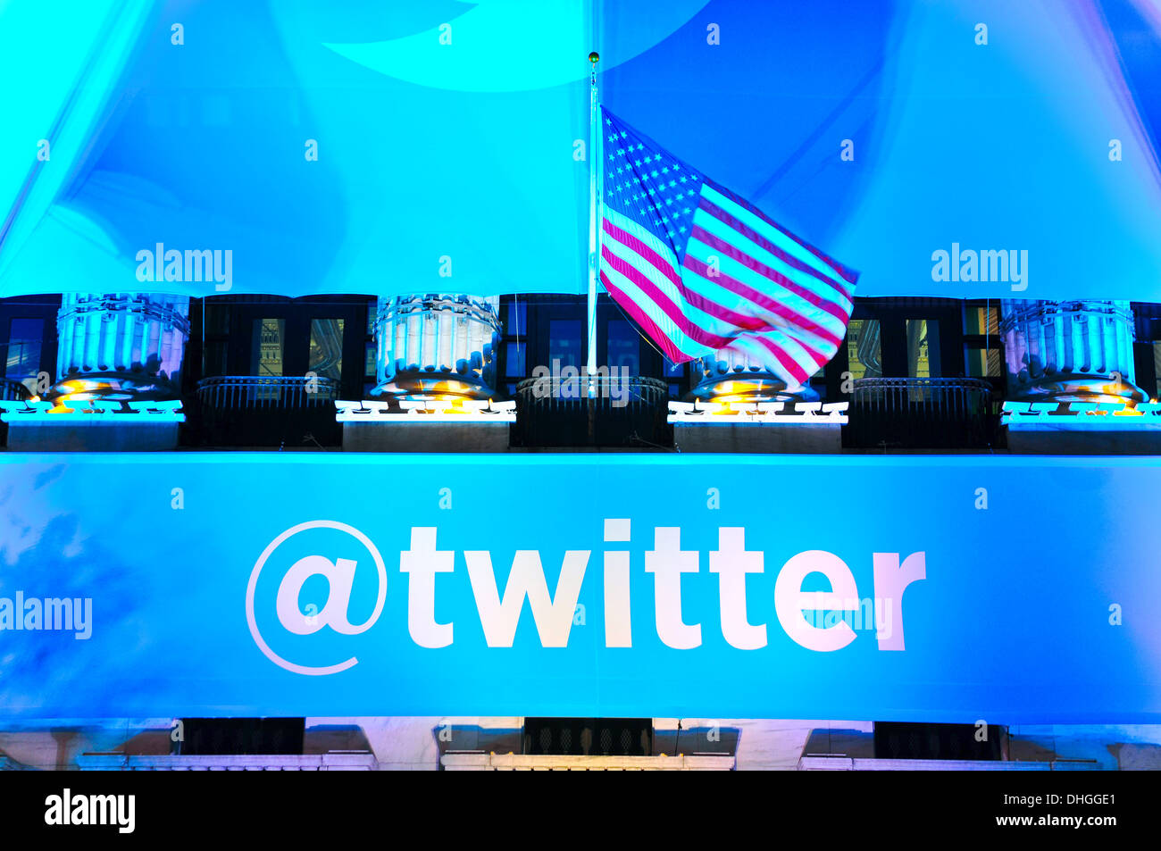 Twitter Inc La bannière du logo IPO est accrochée à l'extérieur de la Bourse de New York (NYSE). Twitter est maintenant « X ». Banque D'Images