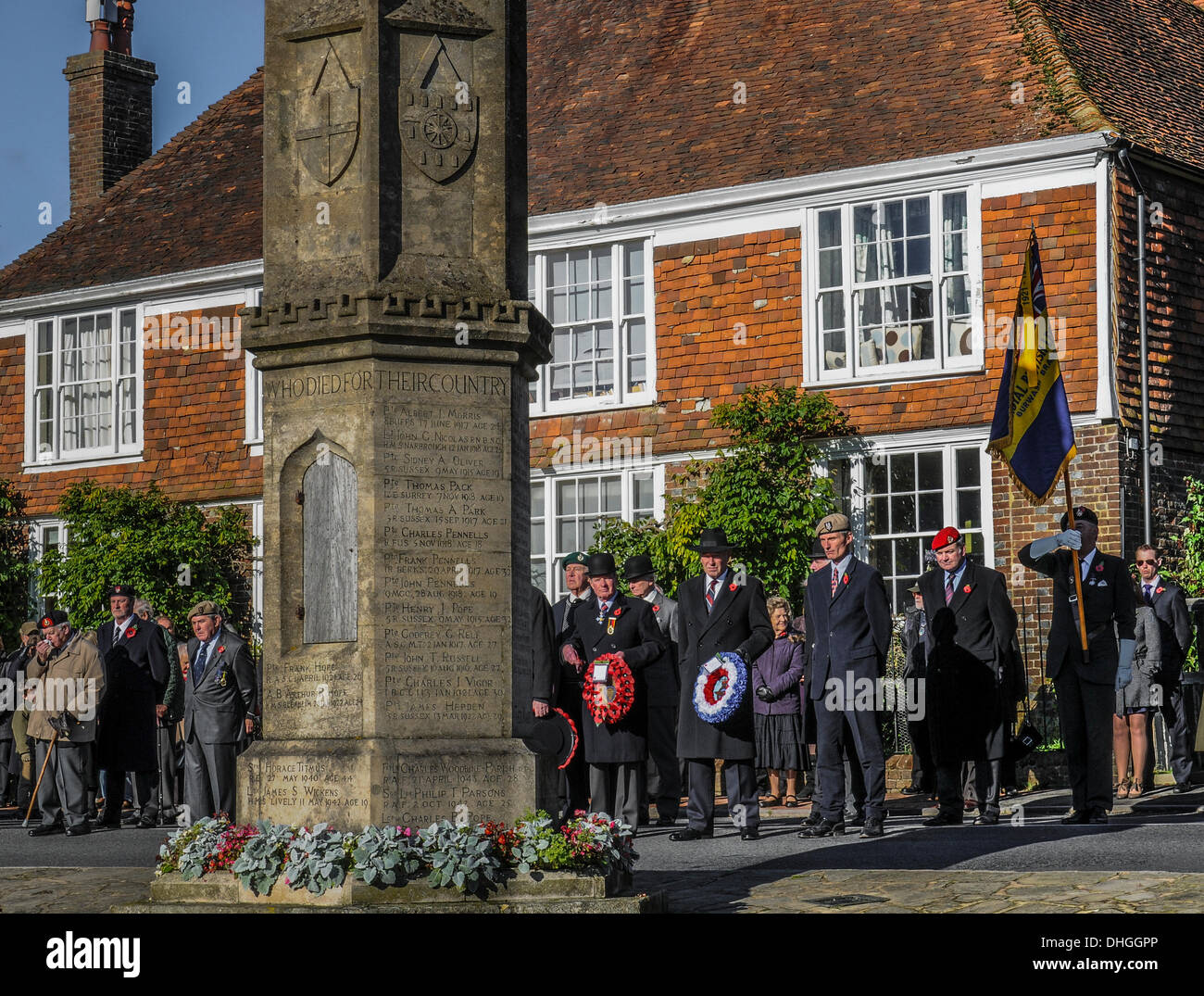 Cérémonie du Souvenir au Monument commémoratif de guerre de Burwash East Sussex dans le village. Banque D'Images